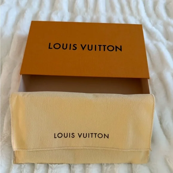 Louis Vuitton Brown and Tan Monogram Clutch Authentic - Picture 10 of 11